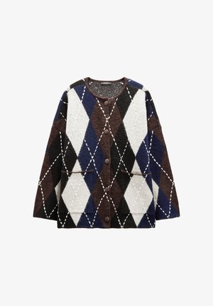 Sweter z dzianiny z wzorem argyle w kolorach brązowym, granatowym, białym i czarnym. Posiada duże guziki, dwie przednie kieszenie oraz teksturowane wykończenie.