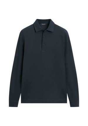 Marineblauw poloshirt met lange mouwen van gestructureerde stof, voorzien van een drieknoopssluiting en een klassieke kraag. Eenvoudig ontwerp zonder extra accenten.