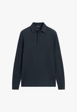Marineblauw poloshirt met lange mouwen van gestructureerde stof, voorzien van een drieknoopssluiting en een klassieke kraag. Eenvoudig ontwerp zonder extra accenten.
