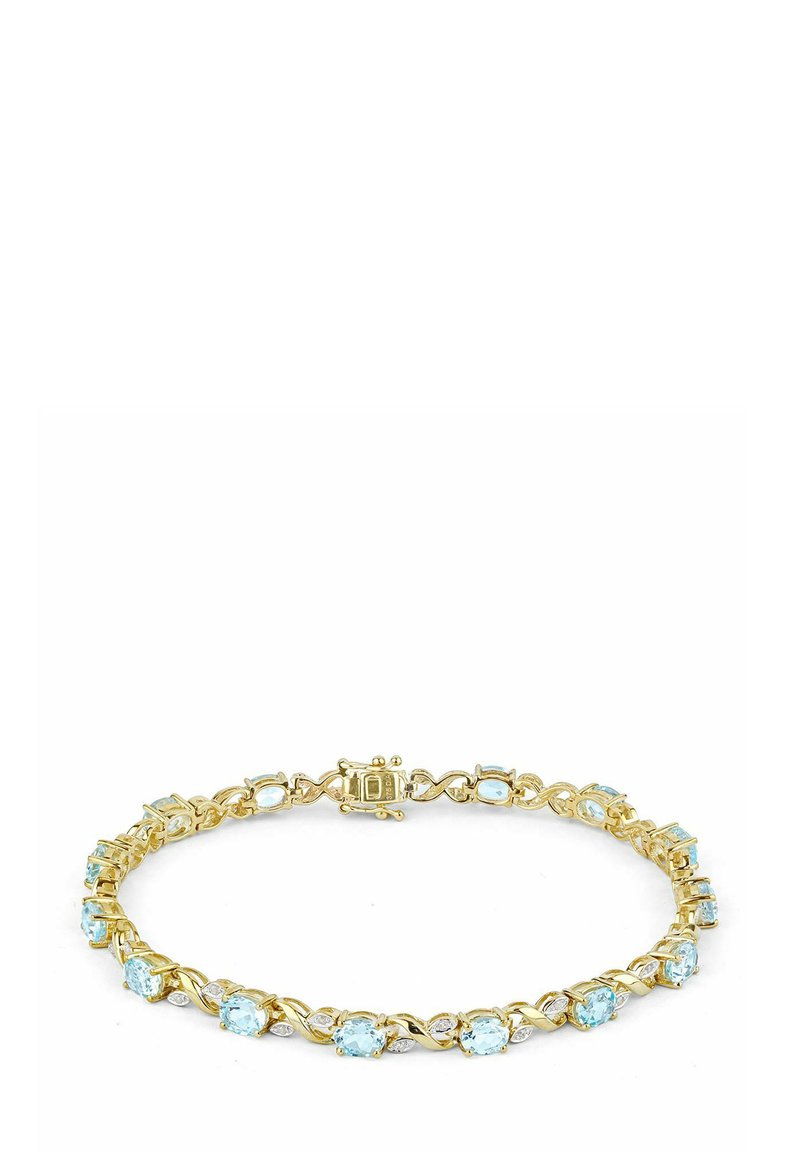 Zelta toņa aproce, kas iekļauj pārmaiņus gaiši zilo un caurspīdīgo akmeņu dizainu ar sarežģītu savītu struktūru un drošu aizdarīšanu.