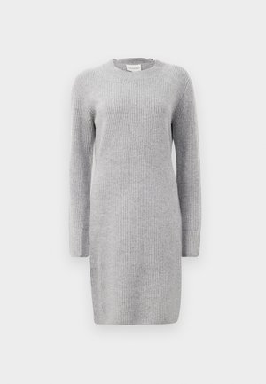 Grå ribbestrikket kjole med lange ermer, rund hals og sideåpninger. Stoffet er mykt med et jevnt vertikalt mønster.