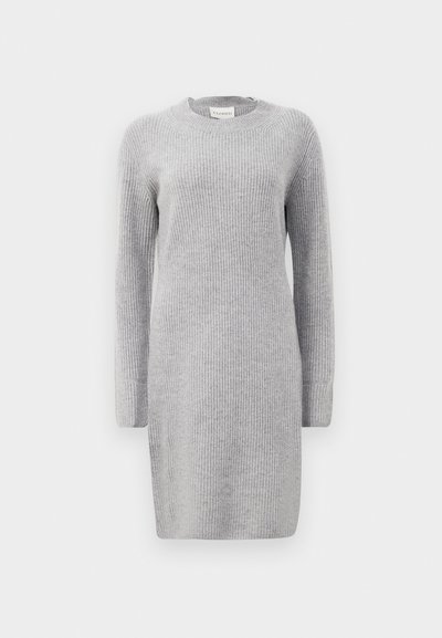 Grå ribbestrikket kjole med lange ermer, rund hals og sideåpninger. Stoffet er mykt med et jevnt vertikalt mønster.