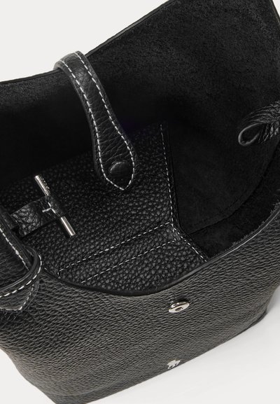Sac à main en cuir noir avec finition texturée, doté d'une poche intérieure et d'une fermeture à pression ; accents soigneusement cousus et doublure en cuir suédé.