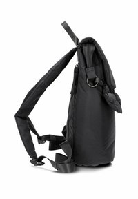 Sac à dos noir avec un extérieur rembourré, des bretelles réglables, un compartiment zippé et une boucle pour attacher des objets supplémentaires.
