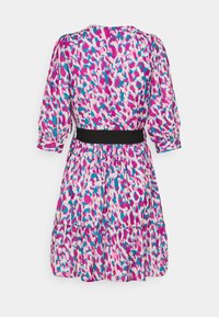 Kortärmad klänning med volanger i rosa, vitt och blått spräckligt mönster. Har ett svart bältesaccent runt midjan. Slät tygkvalitet.