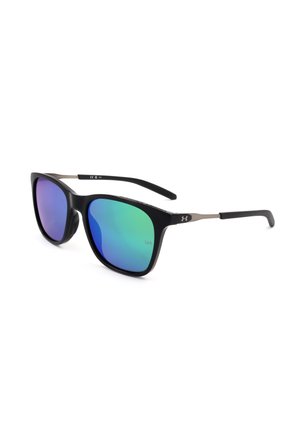 Occhiali da sole con montatura nera, lenti a specchio blu-verdi e sottili aste metalliche, mostrati leggermente inclinati su uno sfondo bianco.