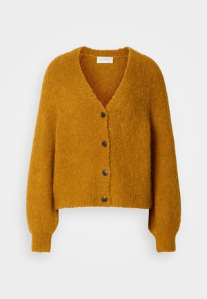 Senfgelbes, gestricktes Cardigan mit V-Ausschnitt, langen Ärmeln und fünf braunen Knöpfen. Weiche Textur mit einer verkürzten Passform.