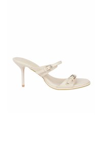 Sandalo alto in crema con due cinturini regolabili dotati di fibbie argentate. Materiale sintetico morbido e tacco affusolato.