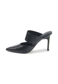 Crne mule s izduženim vrhom i teksturom poput krokodila, s dva široka remena i finim potpeticama s zlatnim detaljima. Glatki materijal i elegantan dizajn.