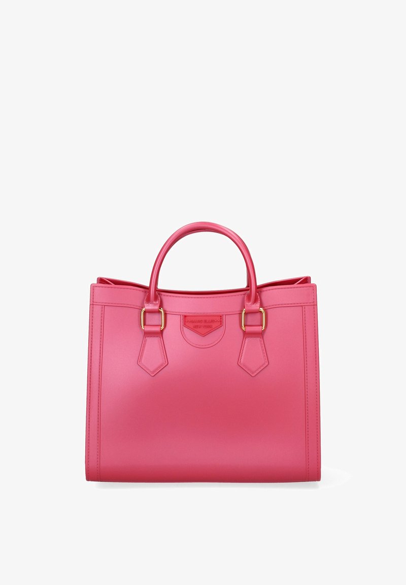 Sac à main en cuir rose avec deux poignées arrondies, accents en métal doré et une forme rectangulaire structurée. Comprend des détails cousus et un logo.