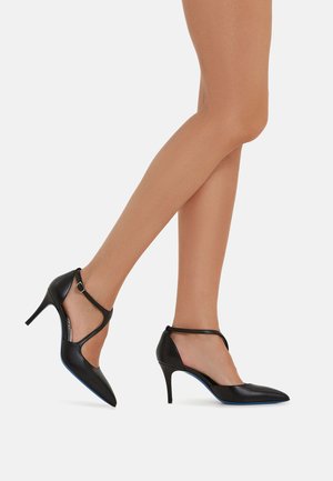 Decolletè nere in pelle con punta a mandorla, caratterizzate da una cinghietta alla caviglia e un accento blu sulla suola. Texture liscia con un design elegante.