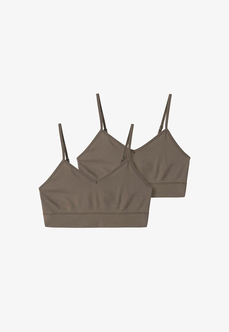 Deux brassières marron assorties sans couture avec fines bretelles réglables et larges bandes élastiques sous la poitrine sur fond uni.