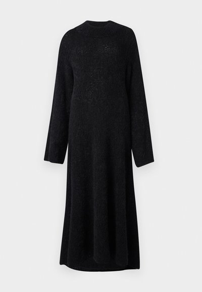 Abito lungo nero in maglia con scollatura rotonda e maniche lunghe, caratterizzato da una vestibilità comoda e una texture morbida.