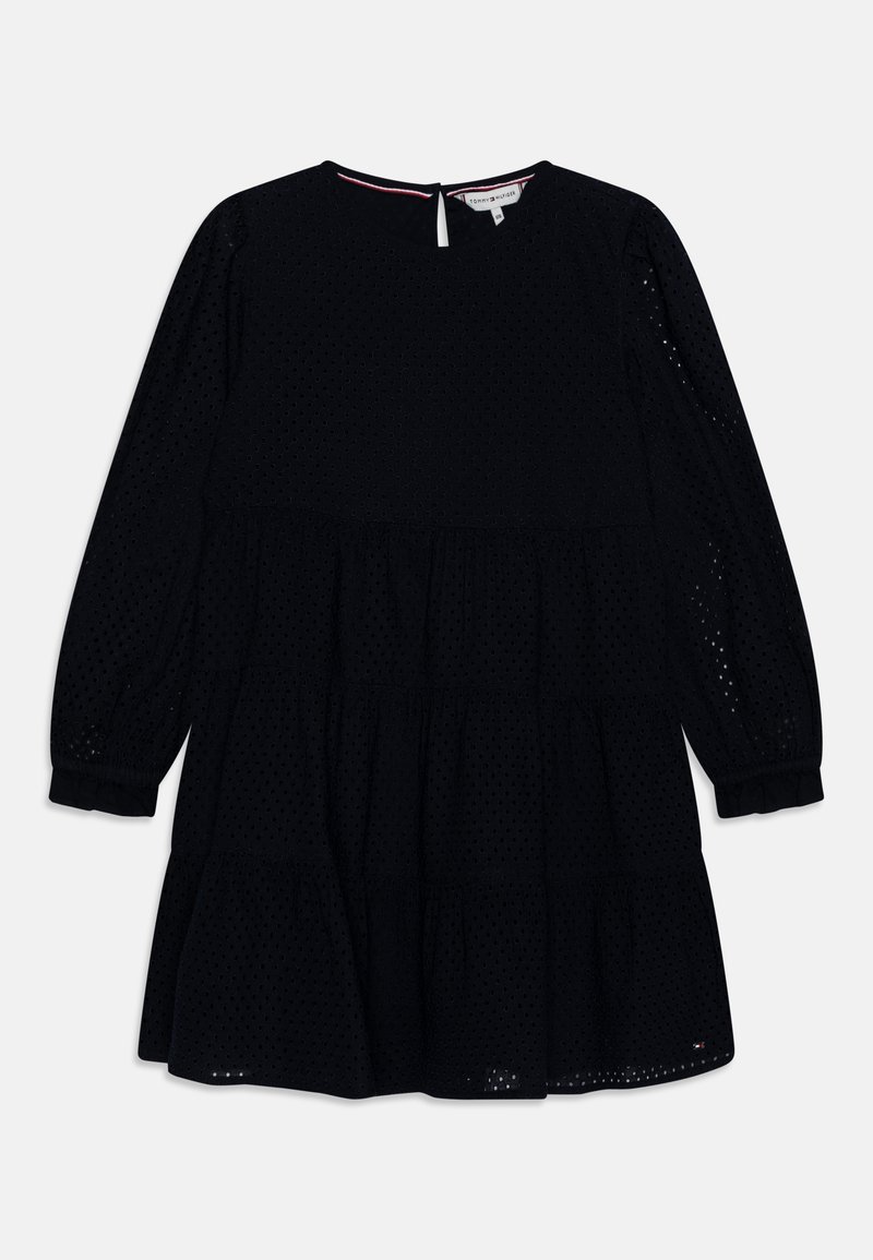 Robe noire à manches longues en tissu à œillets, avec volants froncés et encolure ronde, présentée à plat sur fond blanc.