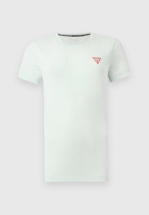 Maglietta bianca semplice a maniche corte con un piccolo logo triangolare rosso Guess sul petto a sinistra e scollo rotondo.