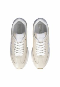 Sneakers in pelle beige con lacci bianchi, texture liscia, cuciture sottili e un accento argentato. Interno imbottito e logo sulla linguetta.
