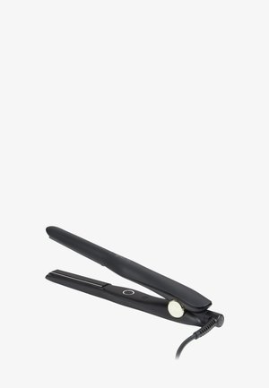Lisseur GHD noir avec des plaques arrondies et un bouton d'alimentation, connecté à un cordon d'alimentation noir sur un fond blanc.