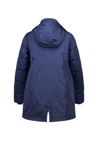 Marineblauwe pufferjas met een capuchon, gevoerd textuur en een rechte snit met een ventilatieopening aan de onderkant voor bewegingsgemak.