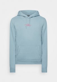 Sudadera azul claro hecha de tela suave, con un bolsillo canguro en la parte frontal, capucha ajustable con cordón, y bordado de logo rosa.
