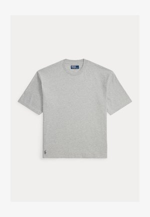 Szürke, rövid ujjú, puha pamutból készült póló, kerek nyakkivágással és egy kis hímzett logóval az alsó sarokban.