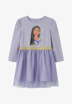 Vestido largo de manga larga en lavanda con una cinturilla dorada brillante, falda de tul con puntos de plata y un diseño de personaje impreso.