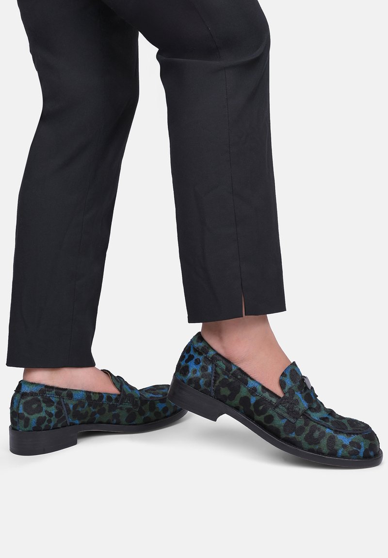 Luipaardprint loafers met een zachte textuur in groene en blauwe tinten. Het ontwerp heeft een klassieke vorm en een lage zwarte hak.
