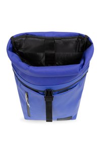 Blå rulltoppsryggsäck gjord av slitstarkt syntetiskt material. Har svart foder, en framficka med dragkedja och en säker spänneknäppning.