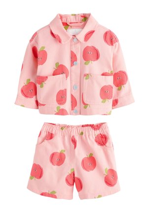 Pink jakke- og shortssæt til tumlinge med røde æblemønstre, der har små øjne og grønne blade. Jakken har trykknapper og forlommer.