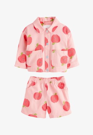 Pinkes Jacken- und Shorts-Set für Kleinkinder mit roten Apfelmustern mit kleinen Augen und grünen Blättern. Die Jacke hat Druckknöpfe und vordere Taschen.