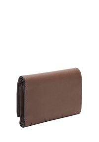 Portefeuille en cuir marron avec une texture lisse, de forme rectangulaire et avec une fermeture à rabat. Présente des coutures minimales et un design épuré.