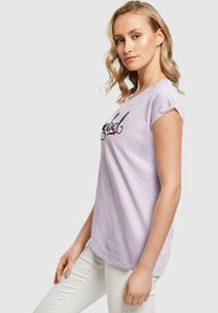 Merchcode FRIDA KAHLO REBEL ONE EXTENDED SHOULDER TEE - T-shirts med print - lilac