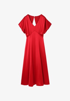 Rød satin kjole med V-hals og flæseærmer. Har indsamlet detaljering ved busten og en nøglehulslukning med lynlås bagpå.