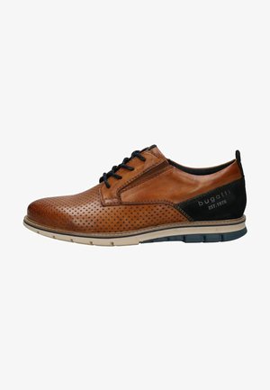 Zapato de cuero marrón con diseño perforado, acentos negros, cierre de cordones y una suela de color claro que presenta una sección de goma azul.