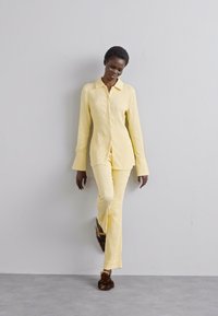 Holzweiler KIND PLEAT TROUSERS - Παντελόνι - light yellow