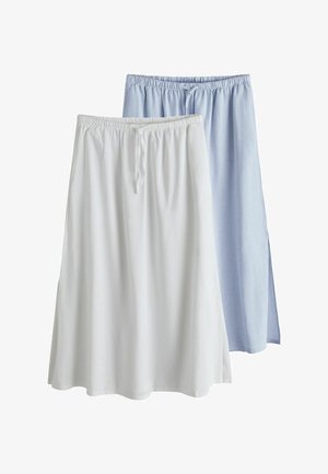 Zwei lange Röcke mit elastischem Bund und Kordelzug, einer vorne weiß und einer hellblau hinten, beide aus leichtem Stoff.