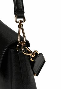 Schwarze Lederhandtasche mit strukturierter Oberfläche, ausgestattet mit goldfarbenen Metallbeschlägen und einem Clipverschluss am Riemen. Die Form ist abgerundet mit einem strukturierten Körper.