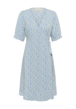 Abito avvolgente di colore blu chiaro con un motivo floreale giallo e blu. Maniche a palloncino corte e scollatura a V, realizzato in tessuto morbido. Dettaglio con cravatta laterale.