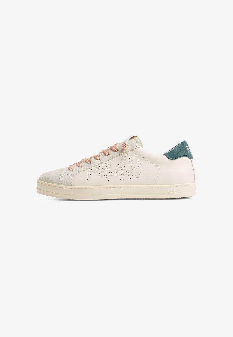 Baskets basses beige avec lacets roses, logo "P448" perforé sur le côté, et languette de talon vert foncé avec lettrage blanc.