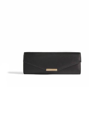Clutch in pelle nera con una forma rettangolare elegante, caratterizzata da dettagli in metallo dorato e cuciture lungo i bordi.