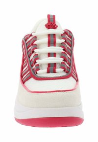 Chaussure de sport rouge et blanche avec une tige en maille à rayures, des lacets ronds, une semelle rembourrée et un logo bien en vue sur la languette.