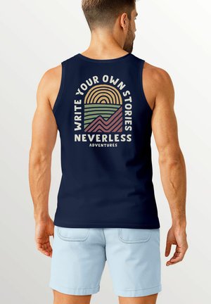 Marinefarbener Tank-Top mit einem grafischen Druck, der einen Bogen, Wellen und Text in verschiedenen Farben zeigt. Der Stoff wirkt leicht und hat eine glatte Textur.