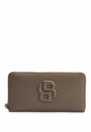 Bruine leren portemonnee met textuurafwerking, ritsluiting en reliëf "BB" logo aan de voorkant. Slanke, rechthoekige vormgeving.