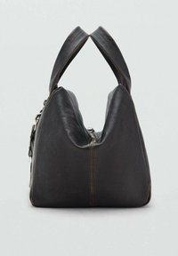 Borsa in pelle marrone con una forma triangolare unica, dotata di due manici robusti e di una chiusura a zip superiore con dettagli di cucitura marroni.