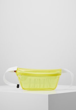 Riñonera transparente amarilla con correa blanca ajustable y cierre de cremallera, con el logotipo tenue de Levi's en la parte delantera.