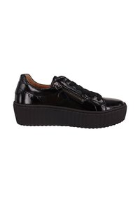 Baskets en cuir verni noir avec une semelle épaisse texturée, dotées d'une fermeture éclair sur le côté, de lacets plats et de détails de couture subtils.