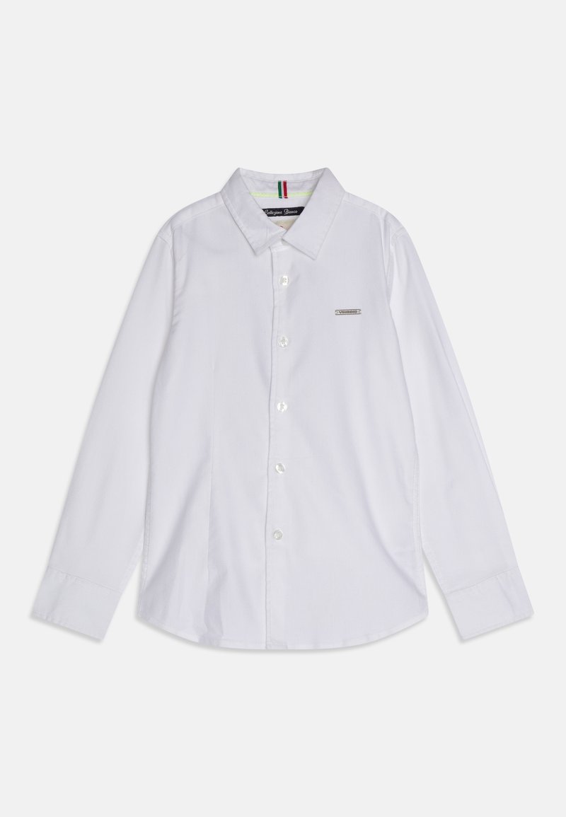 Chemise blanche à manches longues avec col et petit logo rectangulaire sur la poitrine gauche.
