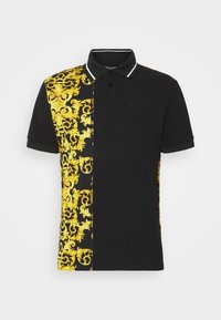 Polo noir à manches courtes avec un design fendu présentant des motifs baroques dorés ornés sur le côté gauche et un côté droit uni embossé du texte "Versace Jeans Couture".