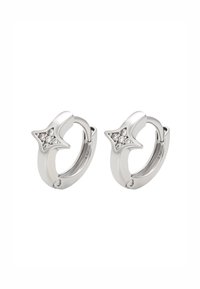 Sudraba gredzenu auskari ar izliektu dizainu, kas rotāti ar zvaigžņu formas akcentiem un iestrādātiem caurspīdīgiem kristāliem papildu detaļu pievienošanai.