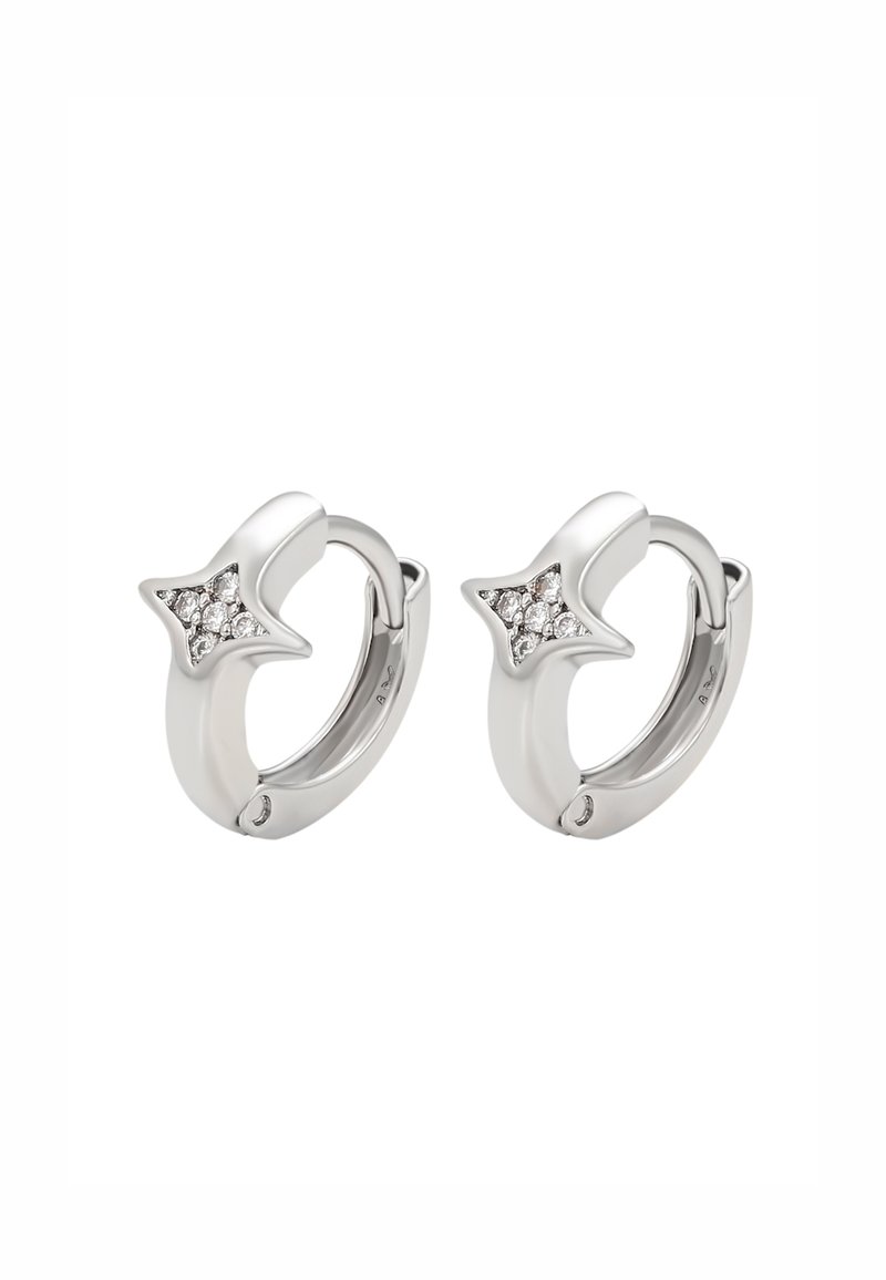 Sudraba gredzenu auskari ar izliektu dizainu, kas rotāti ar zvaigžņu formas akcentiem un iestrādātiem caurspīdīgiem kristāliem papildu detaļu pievienošanai.