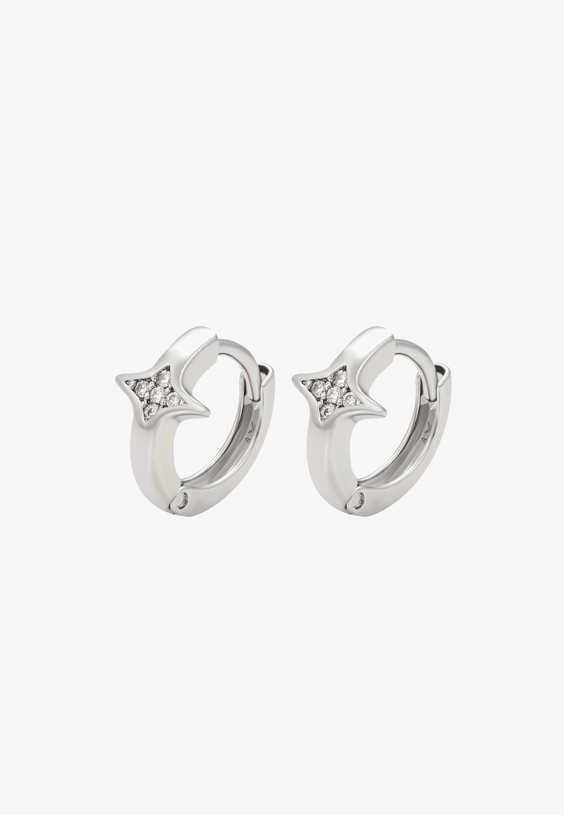 Sudraba gredzenu auskari ar izliektu dizainu, kas rotāti ar zvaigžņu formas akcentiem un iestrādātiem caurspīdīgiem kristāliem papildu detaļu pievienošanai.